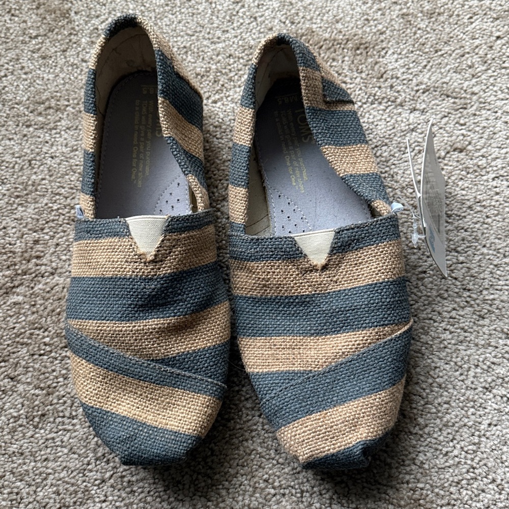 NWT Toms Shoes